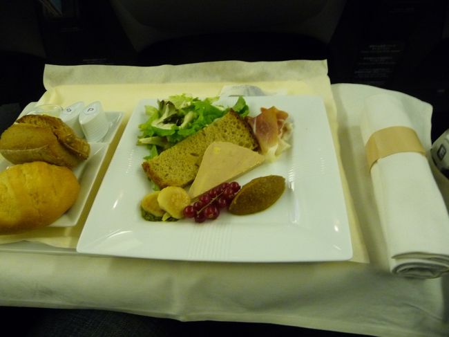 きれいなお皿に乗ってサーブされました。<br /><br />チーズとサラミ、サラダとサンドイッチですね。