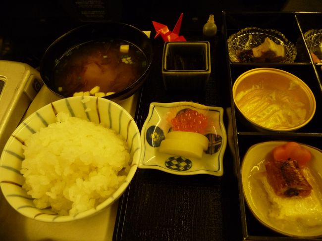 もう１膳がでます。<br /><br />こちらは機内で炊いたご飯と漬物、味噌汁等です。<br /><br />この食事と「フルフラットシート」が「Ｃ」のポイントですからね。<br /><br />なんか「旅館」の食事みたいですね。これが機内食ですからね。
