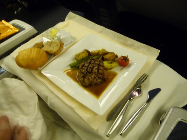 メインディッシュのステーキです。<br /><br />地上の調理では軽く焼き目を付けるだけらしいですね。<br /><br />機内で再度火を入れること想定しているそうです。<br /><br />美味しそうなお肉です。