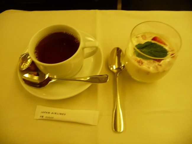 コーヒーでデザートです。<br /><br />じつは、パリ市内の観光でおなかが冷えたのか、ほとんど残してしまい、もったいないことをしてしまいました。<br /><br />ＣＡさんいわく、こちらの食事が続いたので体調を崩されたのではないですかとの事でした。まあ、８泊ですからね、ちょっと疲れが出たのかもしれません。<br /><br />人はなぜ旅に出るのか。そこに未知の体験があるからだ。らしいですね。<br />また、ヨーロッパに近じかいきますね。<br /><br />でも、Ｍは初めてのヨーロッパ線のＣクラスで、足も痛くならずに快適だったようです。<br /><br />パリって、なぜこんなに人を引き付けるのでしょう。また、その答えを探して「再訪」しましょう。<br /><br />またＣクラスでヨーロッパに来るために頑張って「マイル」を貯めましょう。