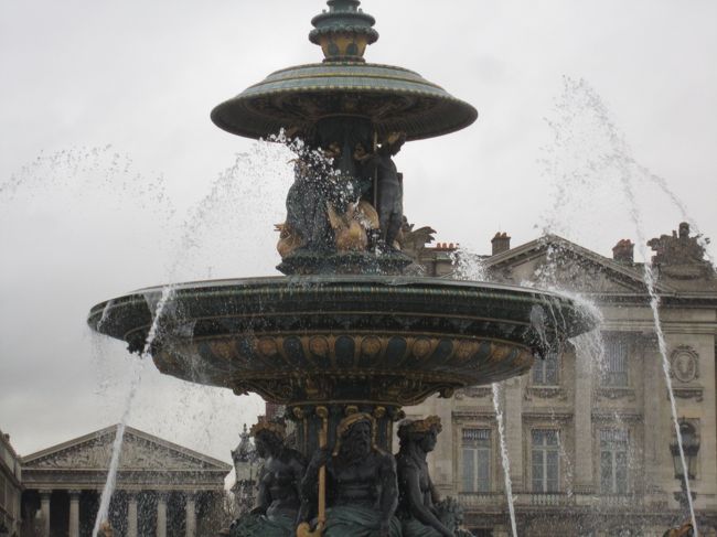 同じような噴水が「ラスベガス」のパリスホテルの横にもありましたね。<br /><br />そこで知った噴水をコンコルド広場に探しに来たという感じです。