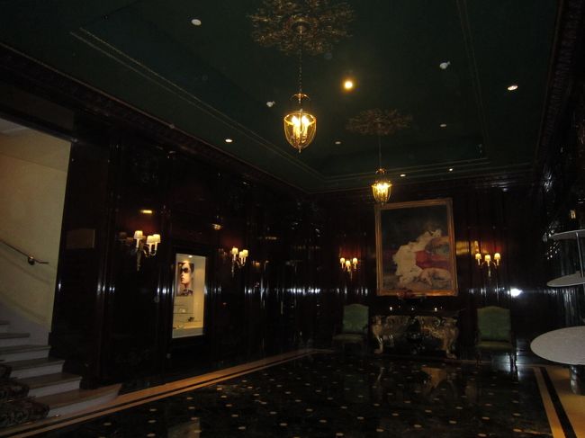 観光を終えて、シャルルドゴール空港近くのヒルトンにやってきました。<br /><br />きれいなホテルです。<br /><br />パリ市内とはロビーの大きさが違います。