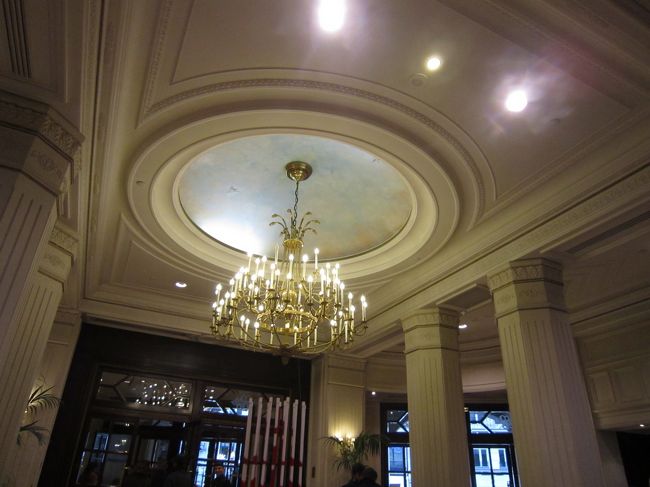 入り口のシャンデリア。<br /><br />ヨーロッパのホテルのかんじですね。