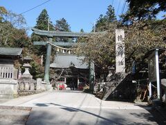 　仕方ないので、空腹のまま、榛名神社に参拝することにしました。
　社格等は、式内社、上野国六宮、旧県社。
　式内社とは、延長5年（927年）に法令や各種格付けを纏めた延喜式の中の、主要な神社名を列記した『神名帳』の中に名前があるということなので、歴史は古い。ただ、旧県社なので、明治時代の格式はさほど高くありません。