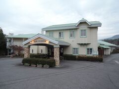 　宿泊した「軽井沢ホテル　パイプのけむり」の入り口です。
