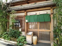 1000円でメガ盛海鮮丼ランチを提供するのは湯島の「江戸富士」さん。
11:30開店です。