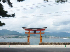 フェリー乗り場の近くに長濱神社があり、その鳥居が海に面しているのが気になり、行ってみました。厳島神社ほどの豪華さはないですが、雰囲気があって気持ちのいい場所でした。