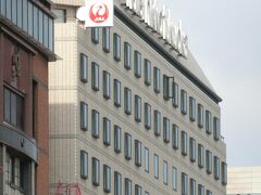 ・・・<ホテル日航福岡>・・・

博多駅前の通り沿いに見覚えのある「鶴丸」が見えています。

ホテル日航福岡です。

