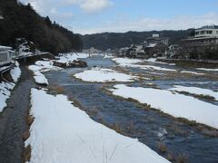 　まだ雪が残っている三朝川湖畔に、旅館を連ねる開湯 853年の三朝温泉は、素敵な眺めが心をいやしてくれます。体には、世界屈指のラジウム含有量を誇る温泉が免疫力を高め細胞を活性化してくれるため、老化や生活習慣病などに効能があるようです。年配者にはいいですね。