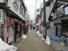 　温泉街巡りも楽しく、そしてなつかしく、温泉本通りを散歩してみて下さい。
　駄菓子屋のてりふり屋、蔵を改装しレトロな雰囲気の茶房木木など、昭和レトロの風情が漂います。できれば夕方以降の方が風情はぐっと増すでしょう。
