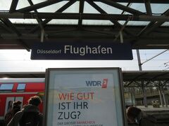 デュッセルドルフ国際空港駅に到着。

電車の時刻表を確認しますが、どれも10～20分の遅れ。
DB(ドイツ国鉄)は遅延が多いと聞きますが、いきなりの洗礼に驚く。

結局15:55発の電車に乗り込みドルトムント中央駅へ向かいます。