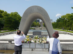 公園の中心には慰霊碑があります。こちらの穴を覗くと、原爆ドームをまっすぐにみられるデザインになっているようでした。よく考えられています。