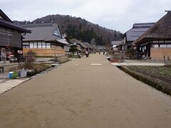 次に訪れたのは大内宿。
江戸時代の町並みを今に残す宿場町です。
まるで映画のセットのよう。
タイムスリップした気分になります。