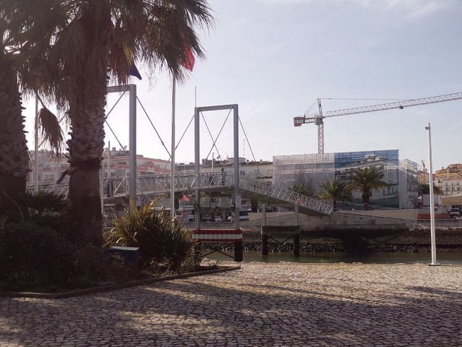 橋を渡った先にサグレス行きのバスターミナルがあるらしいので