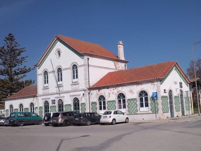 いかにもポルトガルの駅らしい、かわいらしいタイルの駅舎がありました。<br />旧ラゴス駅。<br /><br />この旧ラゴス駅の向かいに建っている建物を抜けると