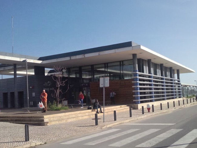 ラーゴス駅はモダンな新しい物。でもこの駅を出てすぐそばに