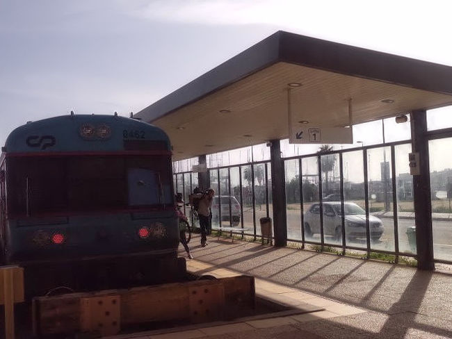 心配していた乗り継ぎも間に合い、トゥネスからはローカルな電車で。<br />途中、マリーナが見えてきて車内にいた乗客ほとんどの人が降りていったので<br />「あれ、ここラーゴス？でもまだ終点に到着予定の時間じゃ無いけど･･･」と<br />戸惑っていたら電車が又動きだし、予定通り12:08、ラゴス駅に到着しました。<br /><br />途中大勢の人が降りていったのは、多分、ポルティマオだったんだと思います。