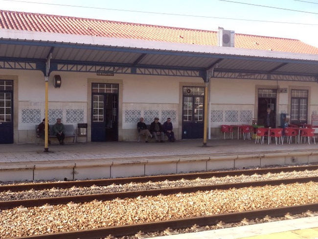 トゥネス駅で乗り換え<br /><br />リスボンからの電車が到着したホームとは別の方のホームが1番ホームのようだったので<br />歩道橋を渡ってそちらのホームで電車を待っていたおじいちゃん達に聞いてみたら<br />やっぱり到着したホームでそのまま待っていれば良かったことが判明。<br />また歩道橋の階段を上って下りて、元のホームに戻って電車を待ちました。<br /><br />ホームはやっぱりポルトガルらしい、タイルのある壁。<br />そしてこの写真からもわかるように、トゥネスに到着した頃には<br />リスボンの濃霧がウソのように晴れ渡って、暑いぐらいでした。