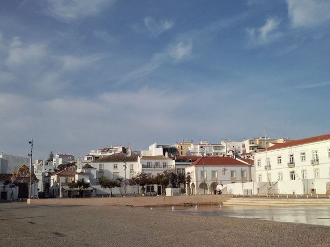 サンタ・マリア教会はレプブリカ広場に面していて、