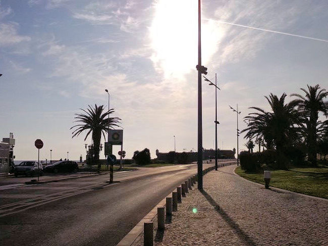 レプブリカ広場からは大西洋も見えていて、とても眩しかったです。<br />時間があればこの道の先のちょっと高台から街やマリーナを見おろすと綺麗な様でしたが、この後、小心者なので早めにバスターミナルに戻りました。