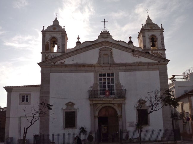 地図を見ながら東に進むと　サンタ・マリア教会