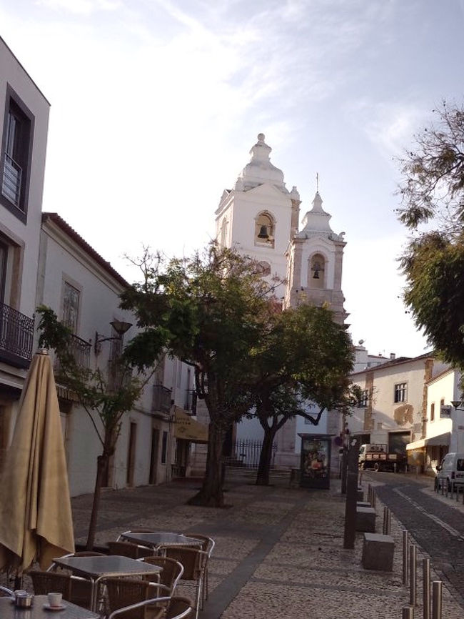 歩いていると正面に教会が見えてきました。　　サント・アントニオ教会