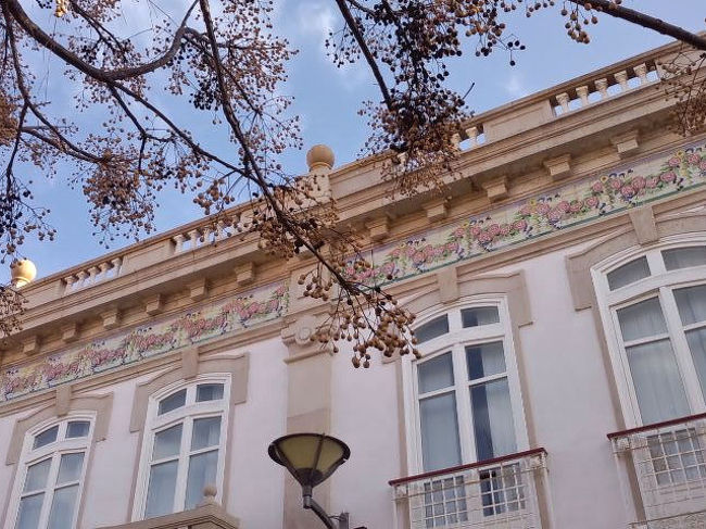 ジル・エアネス広場から4月25日通りを歩きました。<br />4月25日通りはガイドブックには「レストランや土産物屋が並ぶラゴスで一番賑やかなとおり」と書いてあります。<br />この時、9:30頃という時間帯のせいか、<br />ビーチ＆マリンリゾートなのに1月というオフシーズンに訪れたせいか、<br />ほとんど開いている店はありませんでしたが、雰囲気が良く、楽しくこの通りの建物を見たりしながら歩けました。　花柄のタイル、かわいい。