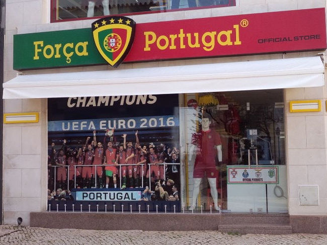 スポーツ用品店？<br />子供の頃から歴史の授業なんかでポルトガルという国は知っていたけど、<br />興味を持ったきっかけは2004年のサッカー、UEFA EURO大会がポルトガルで開催され<br />試合の合間にTV放送に写るポルトガルの景色が綺麗だったこと。<br />サッカーでは特にポルトガルファンではないけど、<br />2016年大会でポルトガルが優勝したときには、なんとなく「まだポルトガル行ってない、そろそろやっぱりポルトガルかな」と思ったのも一因でこのポルトガル旅行になったのだけど･･･。