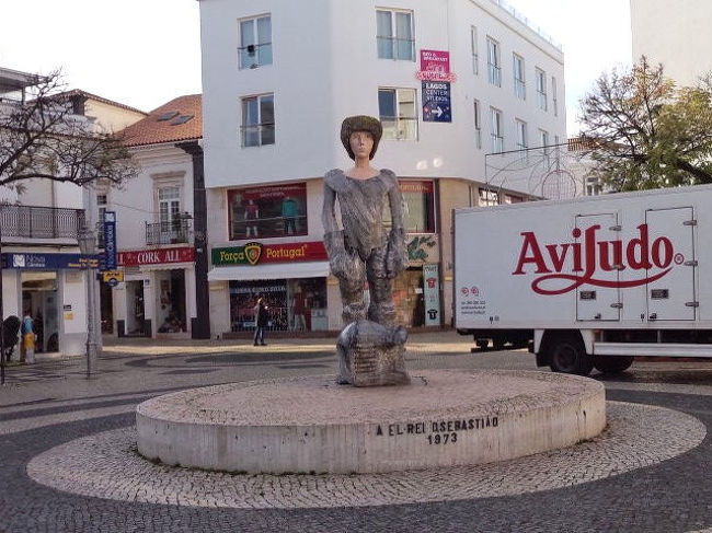 バスターミナルで次のリスボン行きのチケットを購入。<br />バス出発まで、約1時間、ラゴスの街を散策しました。<br /><br />ジル・エアネス広場にあった変わった像。その後ろに