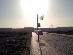 私は女性にしては結構歩くのが速いと思う。それでも･･･。
と思っていたが実際要塞に到着して時計を見てみると10分で到着していた。
何も無い1本道でも距離感って、こんなに違うものなのか。