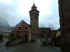 小高い丘の上にあるニュルンベルク城。
城と言っても、宮殿というよりも要塞を思わせる。
