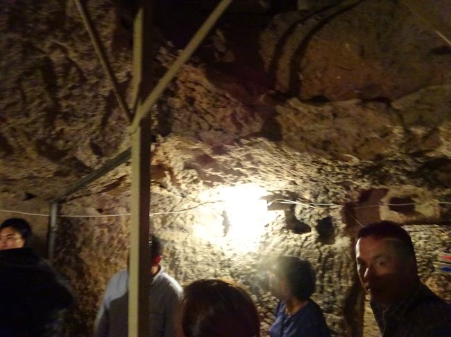 このカッパドキアの地下都市がいつ建造されたかは諸説あります。<br /><br />ただ、この建造された時代については論争が続いており、未だ結論は出ていません。<br /><br />近年までは、三世紀頃にキリスト教徒が避難所として定住したというのが<br /><br />我々がガイドさんから聞くお話です。<br /><br />とはいえ、最初に「おっ♪ この岩柔らかいやんけ! 掘れるで(￣ー￣)」と<br /><br />掘り進めていったのはヒッタイト人だそう。