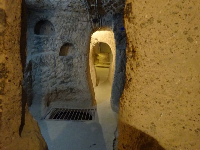 要するに、紀元前から掘られていた洞窟なのです。<br /><br />一説には紀元前12世紀頃、ヒッタイト人がフリギア人(ヒッタイト帝国が崩壊した原因<br /><br />と言われる王国)の急襲から身を隠すためにトンネルを作ったというもの。<br /><br />