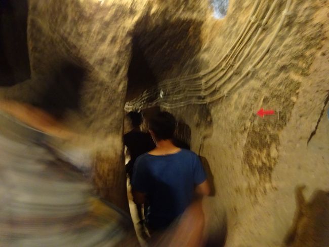 別の説は、最初にトンネルを作ったのは紀元前8～7世紀のフリギア人で、<br /><br />発見されたヒッタイトの遺物は戦いの戦利品だというものです。<br /><br />フリギアの建築家たちは鉄器時代の精鋭で、複合建築にたずさわっていたという<br /><br />考古学者たちの説は有力です。<br /><br />フリギア人が必要なスキルを持ち、長い間この地域に住んでいたことは事実なんだ<br /><br />そうですよ。