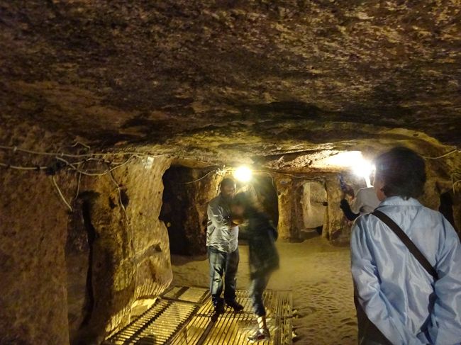 仮にキリスト信者が本当に地下に住んでいたとして、でもローマ皇帝は最終的に<br /><br />キリスト教を肯定しました。じゃあ、隠れ住む必要ないよね?<br /><br />13世紀にこの一帯はイルハン朝(モンゴル帝国を構成する地方政権)が統治したし、<br /><br />その前の9世紀にはキリスト教徒は姿を消したと言うし。<br /><br />そしてここからが重要。<br /><br />この地下都市からは、今の所、このような基本機構の他は何の遺物も出土して<br /><br />いないのです。つまり、生活を思わす物、例えば物を貯蔵する壷・服・収納道具<br /><br />・食器・ゴミなどです。他には、埋葬の跡が見られるものの、そこを掘ってもなにも<br /><br />出てこない。うっそーーー( ﾟДﾟ)!!<br /><br />