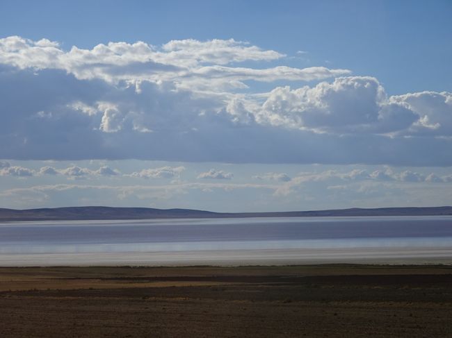 1923年。<br /><br />ギリシアに住んでいたイスラム教徒と、トルコに住んでいたギリシャ正教徒の<br /><br />住民交換がありました。<br /><br />「宗教」の別を基準として、ギリシャ側にいたムスリムを「トルコ国民」、<br /><br />トルコ側にいた「キリスト教徒」を「ギリシャ国民」と認定して強制的に交換したのです。<br /><br />トルコ語をしゃべっていても、キリスト教徒ならギリシャへ行けっ!という理論です。