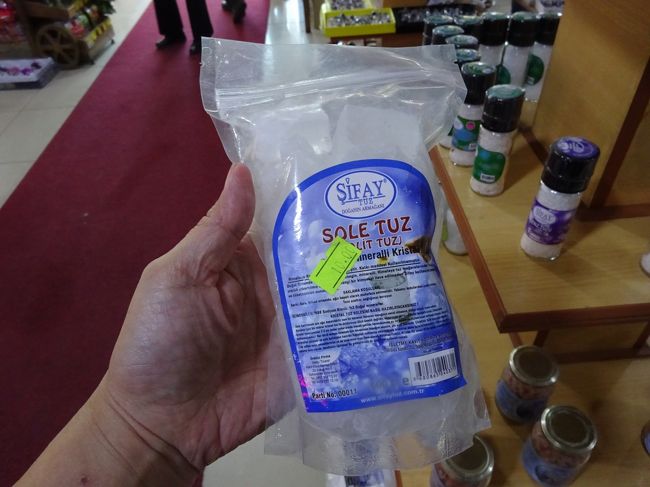 カッパドキアからアンカラに向かう途中に、湖っぽいところがあるのですが、<br /><br />湖ではなく「塩田」なのだそう。<br /><br />たくさんの天然塩を売ってます。