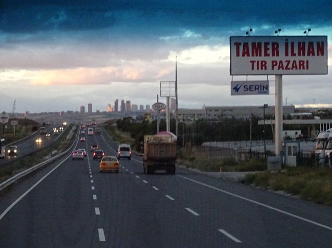 遠くにアンカラの街並みが見えてきました。<br /><br />ニハットさん<br /><br />「アンカラは軍事都市です。何があっても、絶対に、軍事施設は写真撮らないで<br /><br />下さい。お手てに縄デスヨ!」