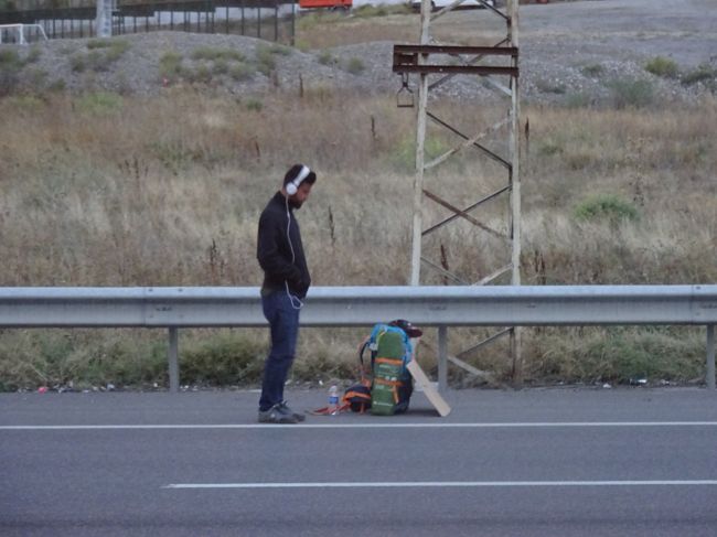ニハットさん<br /><br />「たまにこのような幹線道路に人がいますネ。あれは何してるかと言うと、<br /><br />同じ方向に帰る車に乗せてもらうため、同僚や友人の車が通るのを待って<br /><br />いるんでス。本当はこんな事してはダメなんですが、警察も黙認シテイマス。」<br /><br />との事。へー。<br /><br /><br />
