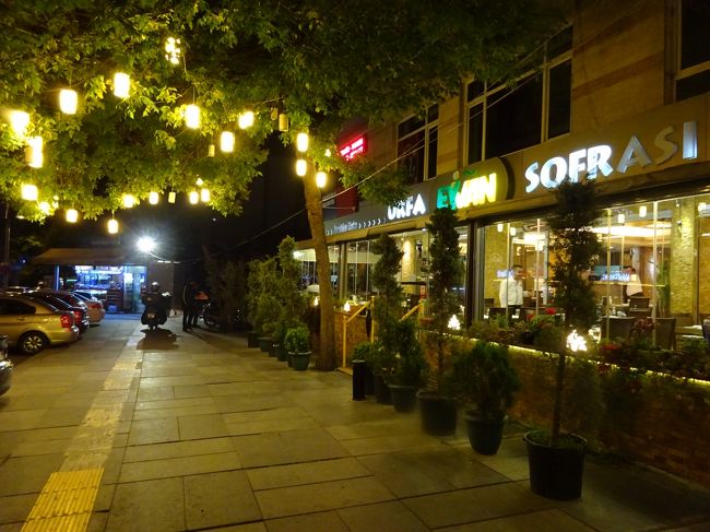 今度はホテルを背にして右へ向かいます。<br /><br />200mくらい歩くと大通りに出るので、賑やかそうな右に曲がってみました。