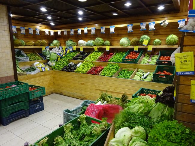 他の国のスーパーに行くと、野菜や果物が美味しそうに並んでるな、と感じます。<br /><br />日本と何が違うのかな。。。