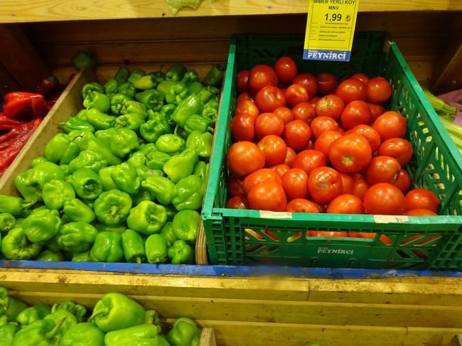 そうか、基本量り売りで、ビニール袋やパックに入ってないからだ。<br /><br />日本ではこの方式、ダメなんでしょうかねぇ?<br /><br />