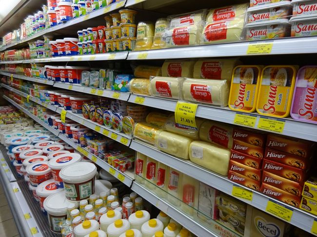 とにかく乳製品はんぱない。<br /><br />チーズやヨーグルトはトルコの人にとって欠かせない一品なのでしょう。