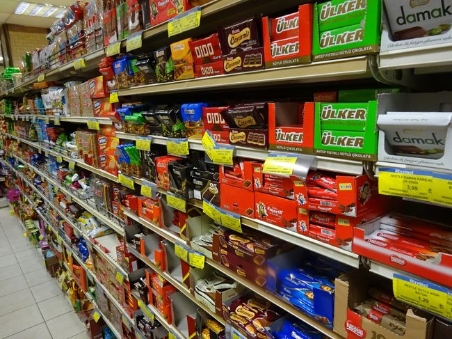 トルコ食品会社最大手の「ULKER（ウルケル）」は、知名度抜群。<br /><br />何てったって、あの「ゴディパ」を買収した会社ですからね(´･ω･｀)。<br /><br />トルコではクッキーやエンゼルパイ、ウェハースバーなど様々なチョコレート菓子の<br /><br />他、何と日清と組んでインスタントラーメンも展開しています。