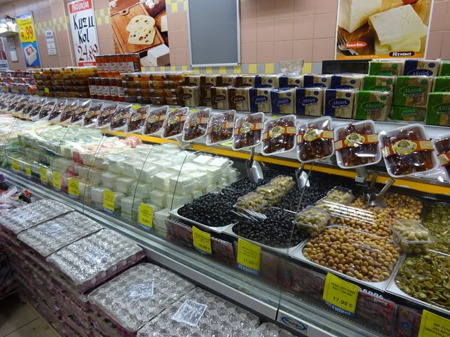 いちじくやオリーブ、ロクムも売ってます。