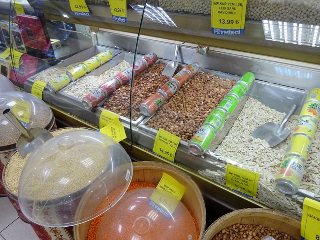 穀物も量り売り。