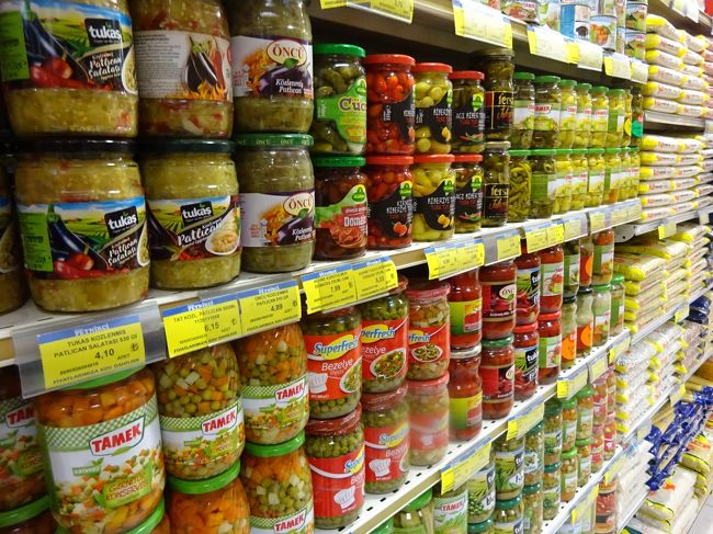 瓶詰加工野菜もたくさんあります。<br /><br />アンカラみたいな首都は夫婦共働きでしょうから、日本と一緒で<br /><br />「手を抜けるところは抜く」というスタンスなんでしょうね。