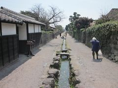 ここから武家屋敷の家並みが続きます～、

電柱も電線も埋められて、昔のままの景色が残されていますね～。

街路の中央の水路には豊かな湧水が引かれ、生活用水として大切に守られて来たのでしょうね！～。