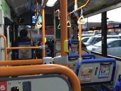田舎のバスは～オンボロ車～♪というほどではありませんが、乗客は私を含めて2人だけです…。