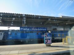 数分で隣の駅に到着。プラハと名がつく駅は２つあります！時間通りだ！手元には時刻表と停車駅の載ってるプリントが有るから乗り過ごししないように確認しつつ！